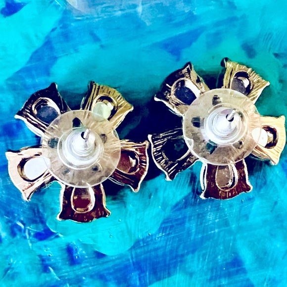 🌟HP🌟Flower Stud Earrings - Picture 4 of 4